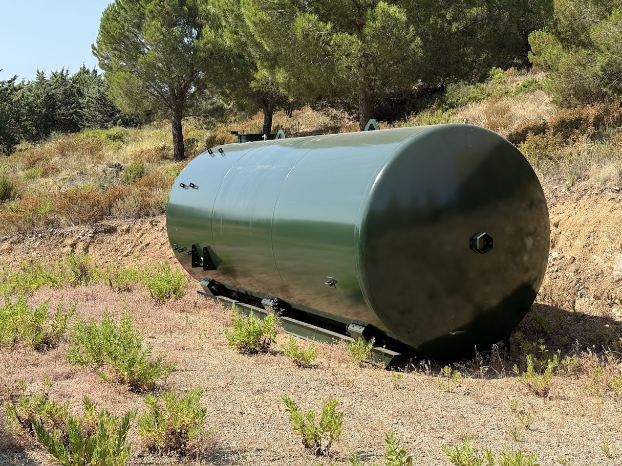 Citerne DFCI en zone forestière dans le Var Citerne DFCI en zone forestière dans le Var